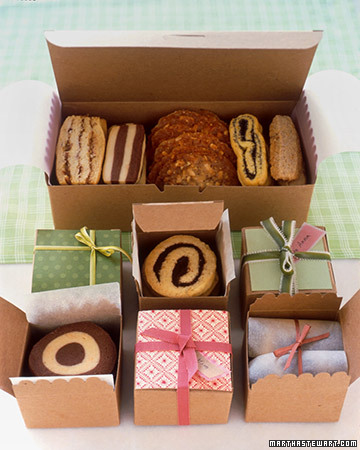 1. Box from One Sheet of Paper Load up basic cardboard gift boxes with your favorite treats, then wrap with big bows and a sprig of fresh holly. Big, festive bows make even the plainest of boxes feel special and gift-worthy. Cookies in a Jar. Source: Lil’ Luna. A jumbo-sized mason jar is ideal for holding stacks of pretty cookies in a very presentable manner.